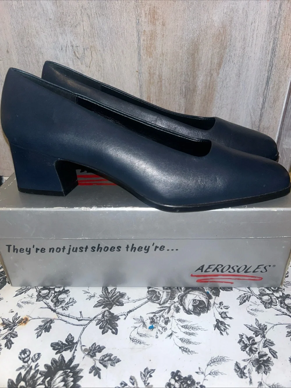 AEROSOLES sleek black